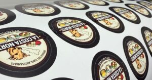 Etiquetas para productos alimenticios: cómo elegir bien y mejorar la presentación de tu marca